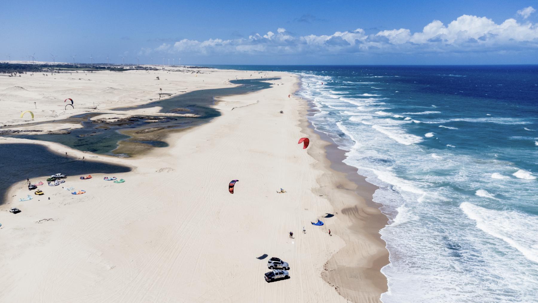 kitespots in Taiba with the ocean on one side and the lagoon behind the beach