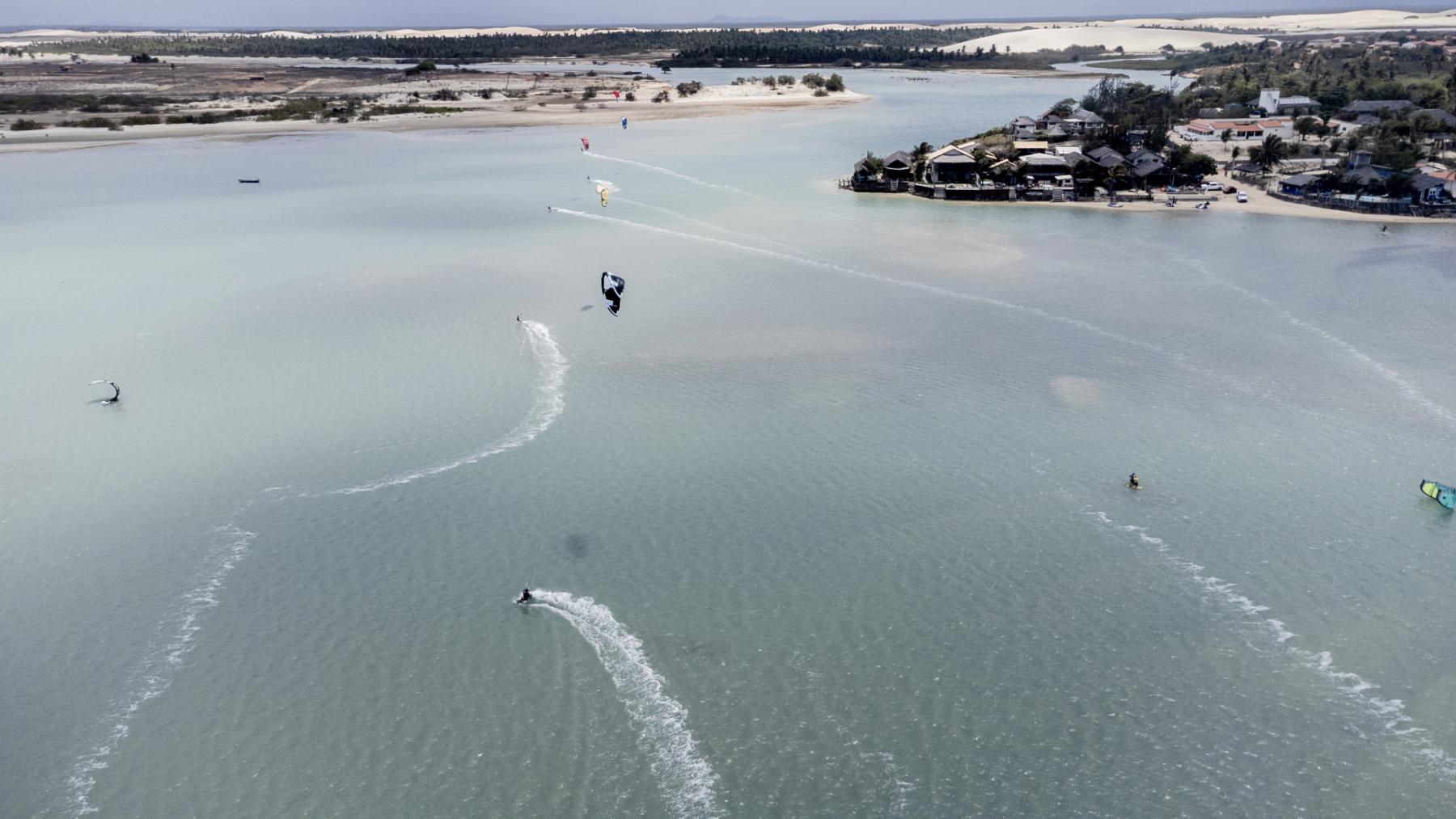 the image shows the lagoon in Tatajuba where kitesurfers are freeriding, freestyling and learning how to kite
